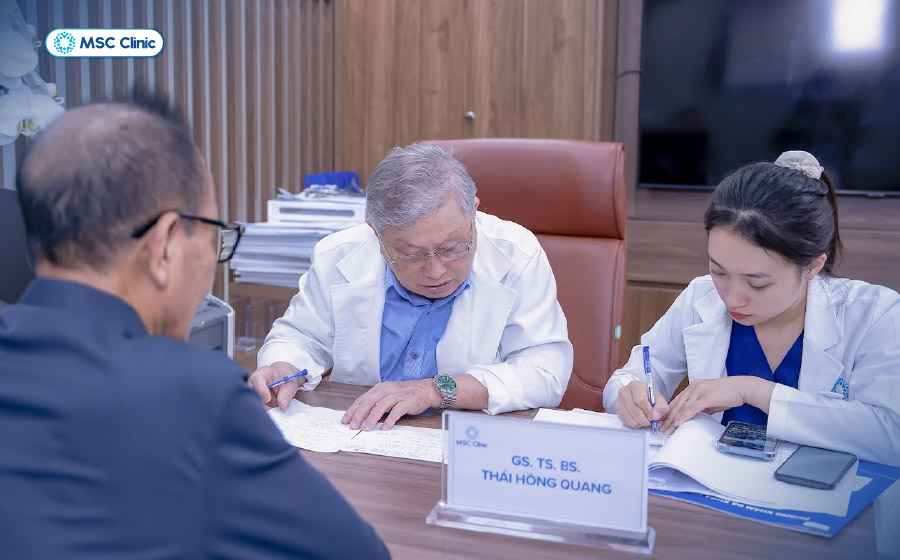 Bệnh nhân được trực tiếp thăm khám bởi chuyên gia đầu ngành - GS.TS.BS Thái Hồng Quang Bệnh nhân được trực tiếp thăm khám bởi chuyên gia đầu ngành - GS.TS.BS Thái Hồng Quang