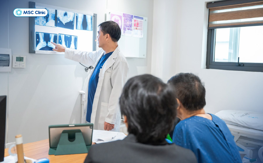 Cần đi khám nếu thấy các dấu hiệu bất thường ngay sau khi gặp chấn thương hoặc đau kéo dài không giảm dù đã nghỉ ngơi Cần đi khám nếu thấy các dấu hiệu bất thường ngay sau khi gặp chấn thương hoặc đau kéo dài không giảm dù đã nghỉ ngơi