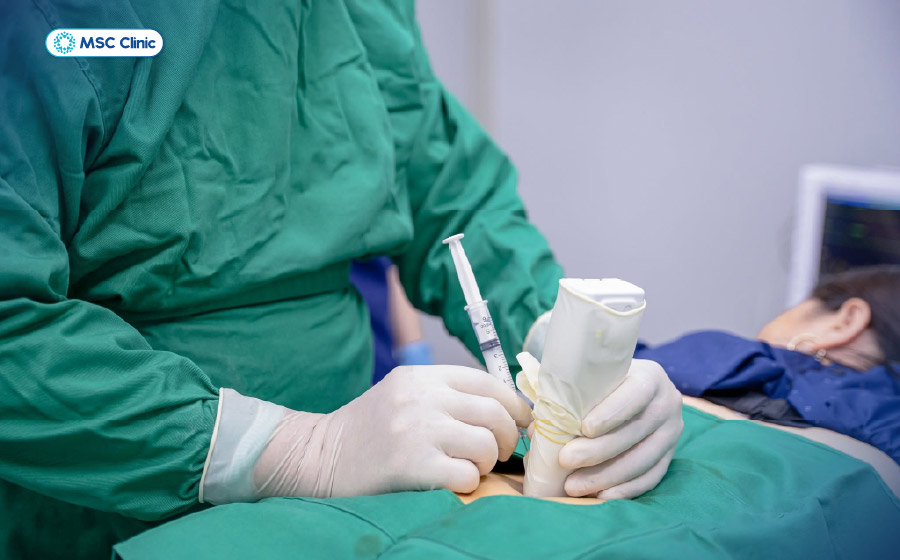 Bác sĩ sử dụng siêu âm để đưa chế phẩm đến đúng vùng tổn thương cần điều trị