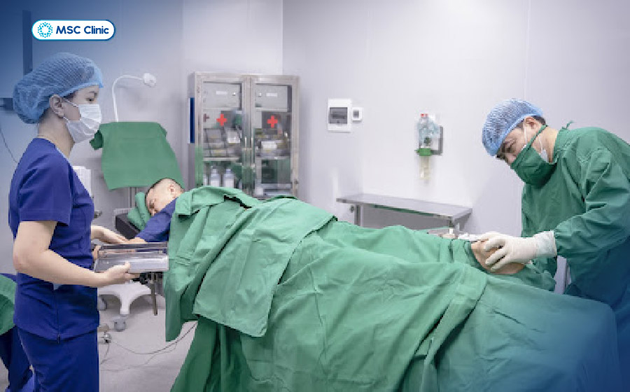 Bác sĩ thực hiện tiêm PRP - Phương pháp hỗ trợ điều trị cho bong gân khớp cổ chân Bác sĩ thực hiện tiêm PRP - Phương pháp hỗ trợ điều trị cho bong gân khớp cổ chân