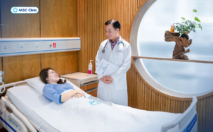 Bác sĩ trực tiếp thăm khám, tư vấn và theo dõi quá trình hồi phục của người bệnh