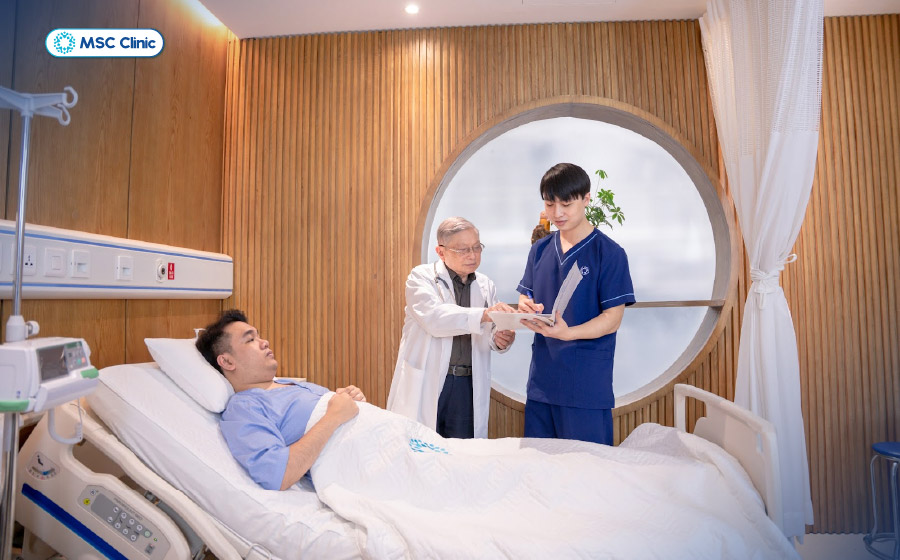 Bệnh nhân được GS.TS.BS Thái Hồng Quang thăm khám kỹ lưỡng trước khi đưa ra phác đồ điều trị phù hợp