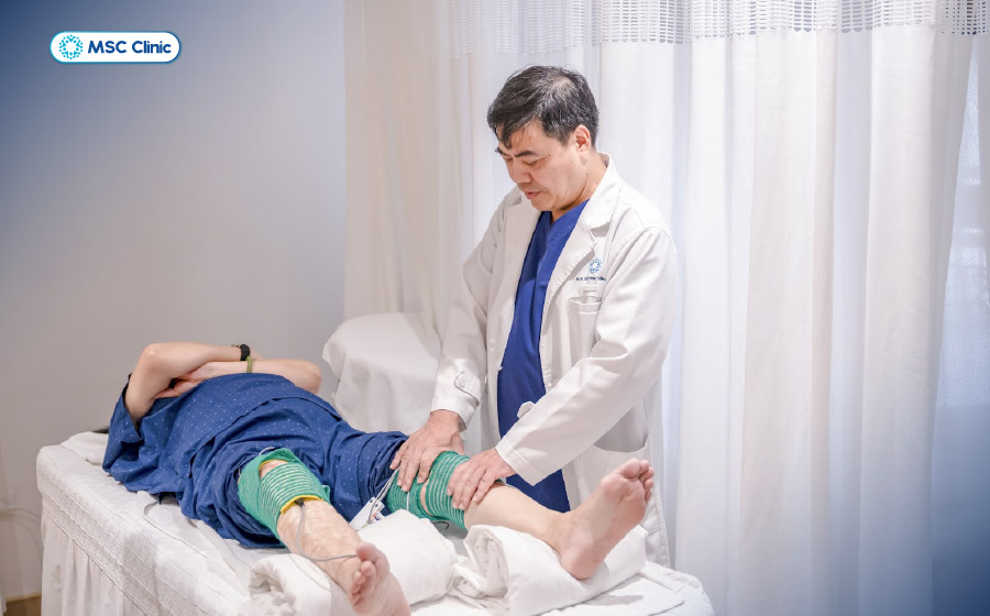 BSCKII Trần Trọng Thắng thăm khám và đưa ra phác đồ và theo dõi quá trình vật lý trị liệu phục hồi chức năng của bệnh nhân