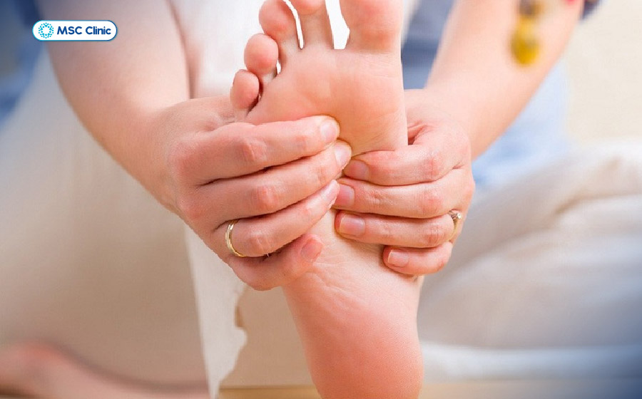 Cảm giác kiến bò ở chân là dấu hiệu thoát vị đĩa đệm có thể xuất hiện khi có chèn ép rễ thần kinh Cảm giác kiến bò ở chân là dấu hiệu thoát vị đĩa đệm có thể xuất hiện khi có chèn ép rễ thần kinh