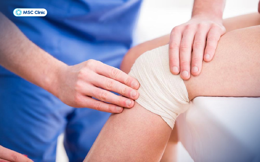 Chấn thương trực tiếp làm tổn thương mạch máu nuôi xương tại khớp có thể gây ra hoại tử xương Chấn thương trực tiếp làm tổn thương mạch máu nuôi xương tại khớp có thể gây ra hoại tử xương