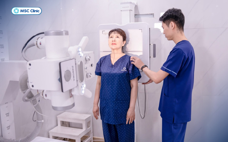 Chụp X-quang kỹ thuật số giúp bác sĩ đánh giá cấu trúc xương và hỗ trợ loại trừ tổn thương xương sau chấn thương phần mềm