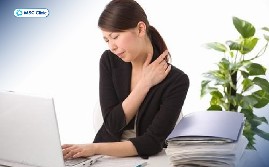 Cúi đầu làm việc suốt nhiều giờ có thể gây mỏi và xoay cổ kêu rắc rắc