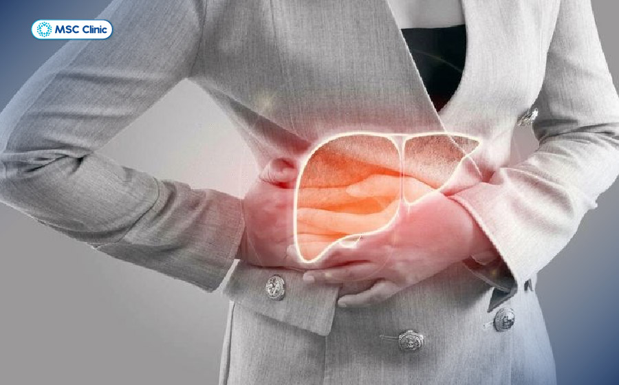 Đau hoặc căng tức vùng hạ sườn phải là một trong những dấu hiệu suy gan thường gặp ở giai đoạn đầu 