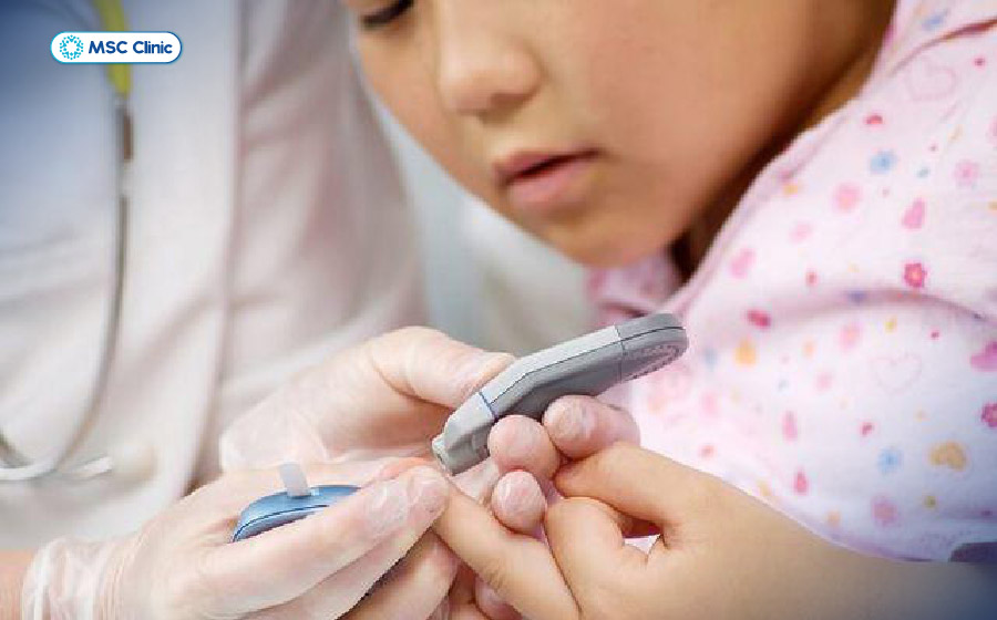Đường huyết tăng kéo dài cần được phát hiện và kiểm soát phù hợp để bảo vệ sức khỏe của trẻ
