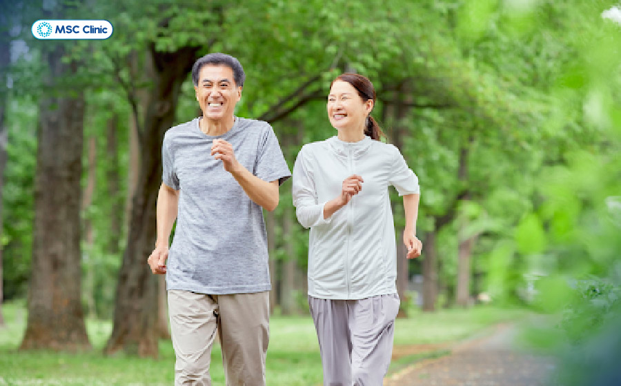 Duy trì vận động nhẹ nhàng và nghỉ ngơi hợp lý giúp nâng cao thể trạng cho người bệnh xơ gan