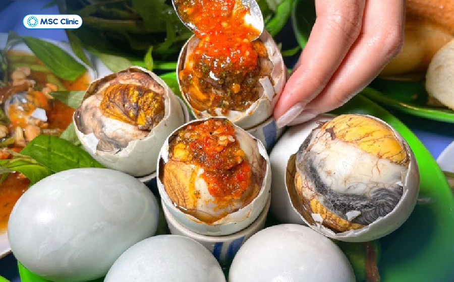 Giá trị dinh dưỡng của trứng vịt lộn khá cao, vì vậy người mắc gút nên chú ý khẩu phần ăn Giá trị dinh dưỡng của trứng vịt lộn khá cao, vì vậy người mắc gút nên chú ý khẩu phần ăn