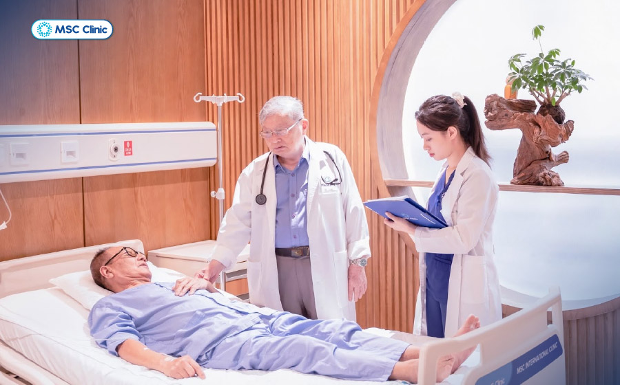 GS.TS.BS Thái Hồng Quang trực tiếp thăm khám và đánh giá tình trạng sức khỏe cho người bệnh đái tháo đường