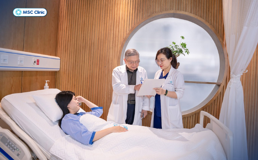 GS.TS.BS Thái Hồng Quang trực tiếp theo dõi tiến triển qua từng buổi điều trị của người bệnh tiểu đường