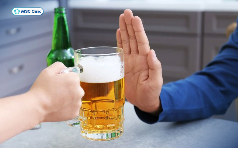 Hạn chế tối đa rượu bia và các chất kích thích giúp kiểm soát đường huyết và phòng ngừa biến chứng tiểu đường