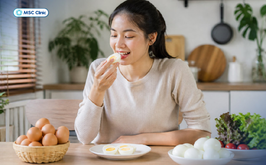 Khi ăn trứng, người men gan cao nên ưu tiên luộc hoặc hấp thay cho các món chiên nhiều dầu mỡ Khi ăn trứng, người men gan cao nên ưu tiên luộc hoặc hấp thay cho các món chiên nhiều dầu mỡ