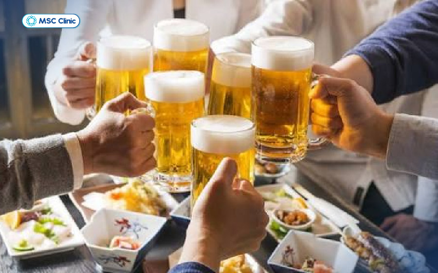 Lạm dụng rượu, bia kéo dài gây tổn thương trực tiếp tế bào gan, làm tăng nguy cơ tiến triển thành xơ gan do rượu Lạm dụng rượu, bia kéo dài gây tổn thương trực tiếp tế bào gan, làm tăng nguy cơ tiến triển thành xơ gan do rượu