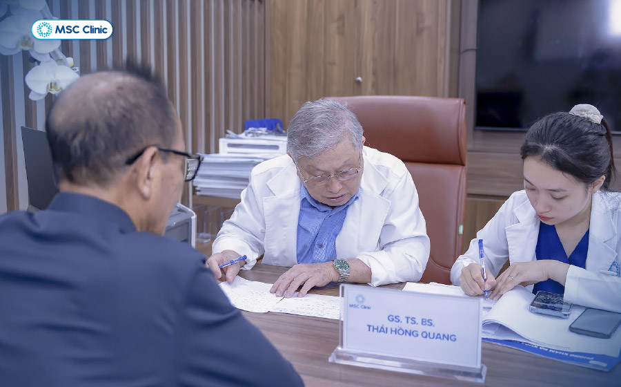 Người bệnh đã được bác sĩ chẩn đoán bị đái tháo đường nên kiểm tra thường xuyên tại nhà để cập nhật chỉ số đường huyết Người bệnh đã được bác sĩ chẩn đoán bị đái tháo đường nên kiểm tra thường xuyên tại nhà để cập nhật chỉ số đường huyết
