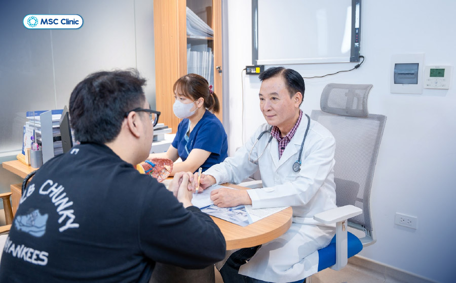 PGS.TS.BSCKII Đỗ Tuấn Anh đánh giá kết quả men gan và chỉ định phác đồ điều trị cho người bệnh