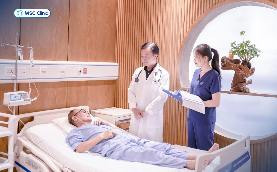 PGS.TS.BSCKII Đỗ Tuấn Anh trực tiếp đánh giá và theo dõi thể trạng của người bệnh trong suốt quá trình điều trị