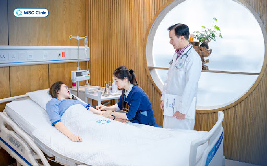 PGS.TS.BSCKII Đỗ Tuấn Anh quan sát tỉ mỉ từng thay đổi của người bệnh sau mỗi buổi điều trị