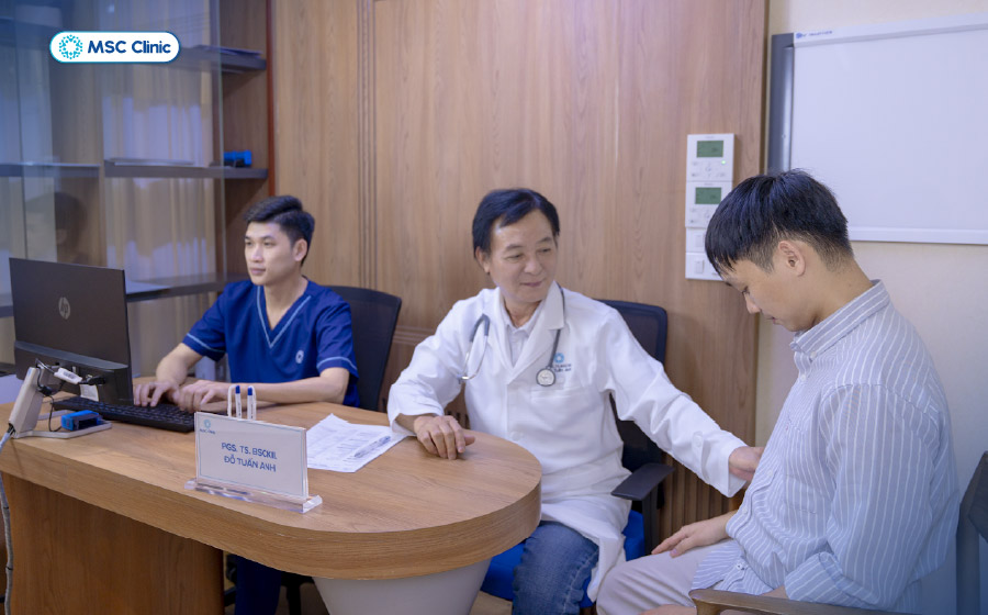 PGS.TS.BSCKII Đỗ Tuấn Anh thăm khám tình trạng gan nhiễm mỡ độ 1 của người bệnh