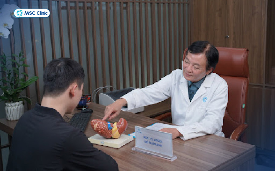 PGS.TS.BSCKII Đỗ Tuấn Anh tư vấn và thăm khám cho người bệnh mắc bệnh lý về gan tại MSC Clinic