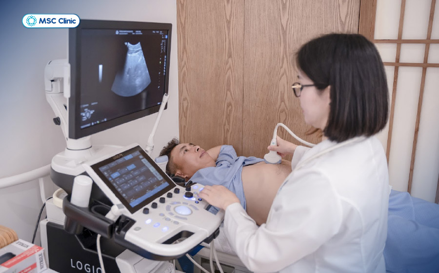 Siêu âm ổ bụng hỗ trợ bác sĩ kiểm tra cấu trúc gan và phát hiện các bất thường trong chẩn đoán suy gan 