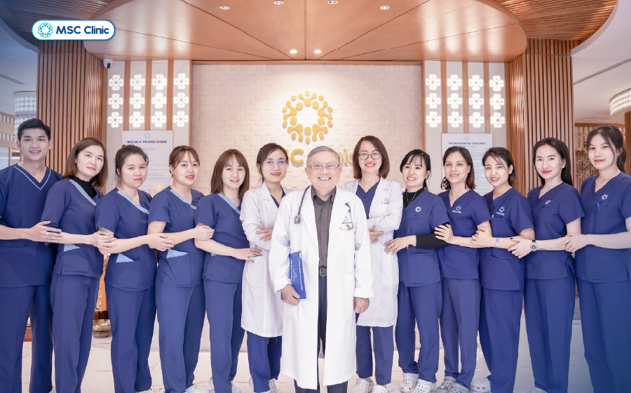 Thái Hồng Quang hiện trực tiếp thăm khám và điều trị các trường hợp đái tháo đường tại MSC Clinic 