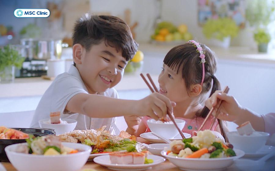 Thói quen ăn uống và sinh hoạt tương tự nhau có thể làm tăng nguy cơ gan nhiễm mỡ ở các thành viên trong gia đình 