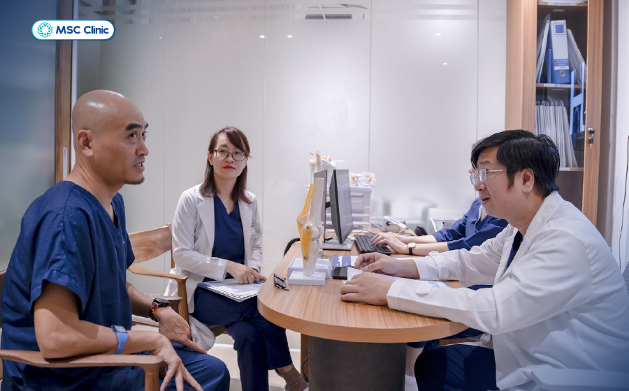 ThS.BS Nguyễn Trần Trung trực tiếp thăm khám cho người bệnh