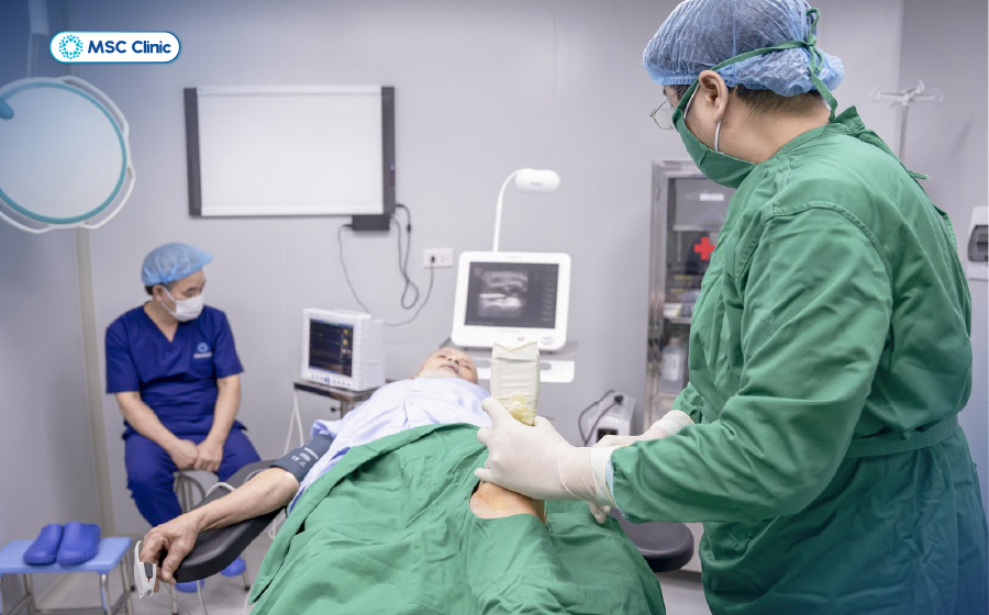 Thực hiện siêu âm để kiểm tra các tổn thương ở dây chằng, gân và cơ của khớp gối của bệnh nhân