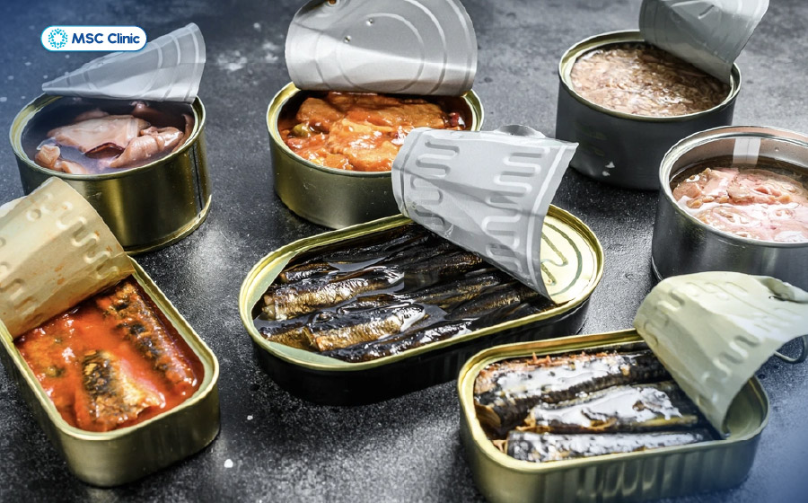 Thực phẩm đóng hộp chứa nhiều natri cần được hạn chế trong chế độ ăn cho người xơ gan