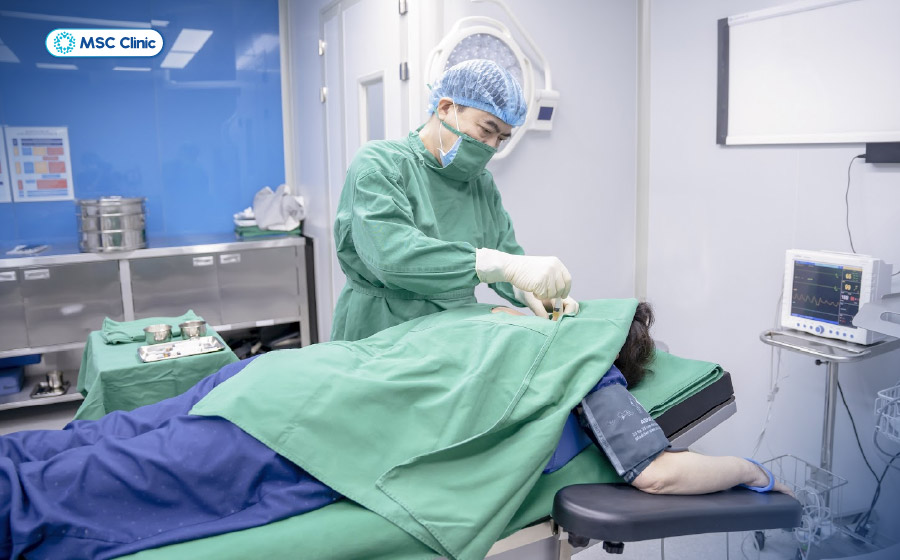 Tiêm PRP cho khách hàng có bệnh lý cột sống cổ gây xoay cổ kêu lạo xạo