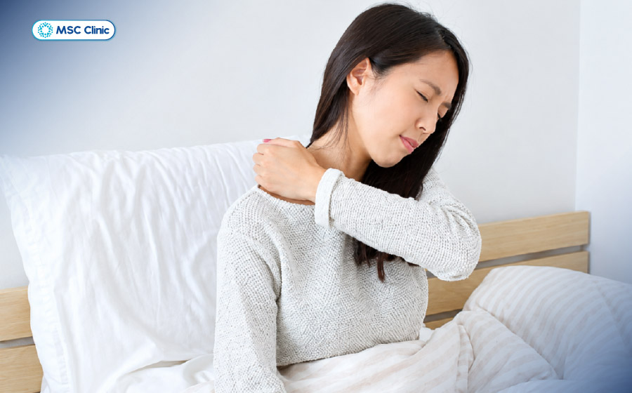 Cơn đau thường tập trung ở vùng cổ, có thể lan lên đầu, xuống vai hoặc ra cánh tay Cơn đau thường tập trung ở vùng cổ, có thể lan lên đầu, xuống vai hoặc ra cánh tay
