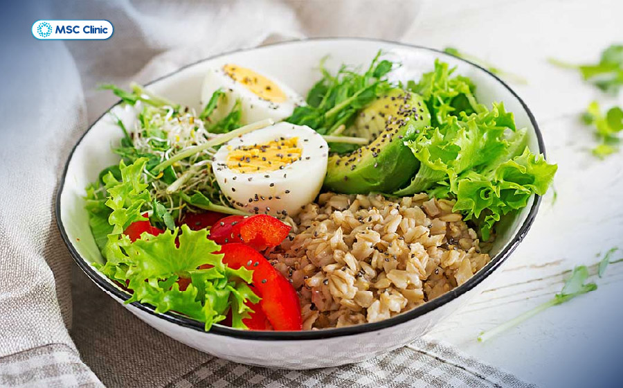 Trứng luộc ăn kèm rau củ luộc hoặc salad rau xanh, vừa bổ sung protein vừa tăng chất xơ cho bữa ăn Trứng luộc ăn kèm rau củ luộc hoặc salad rau xanh, vừa bổ sung protein vừa tăng chất xơ cho bữa ăn