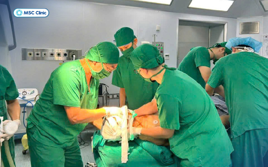 Trường hợp trật khớp cổ nghiêm trọng cần được phẫu thuật để phục hồi cấu trúc cột sống Trường hợp trật khớp cổ nghiêm trọng cần được phẫu thuật để phục hồi cấu trúc cột sống