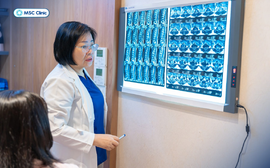 TS.BS.TTƯT Hữu Thị Chung thăm khám và chẩn đoán tổn thương cho người bệnh