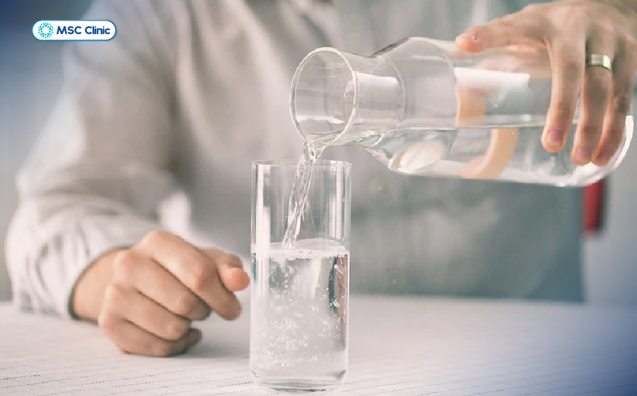 Uống đủ nước lọc giúp người bệnh tiểu đường duy trì cân bằng dịch và hỗ trợ thận đào thải đường dư thừa