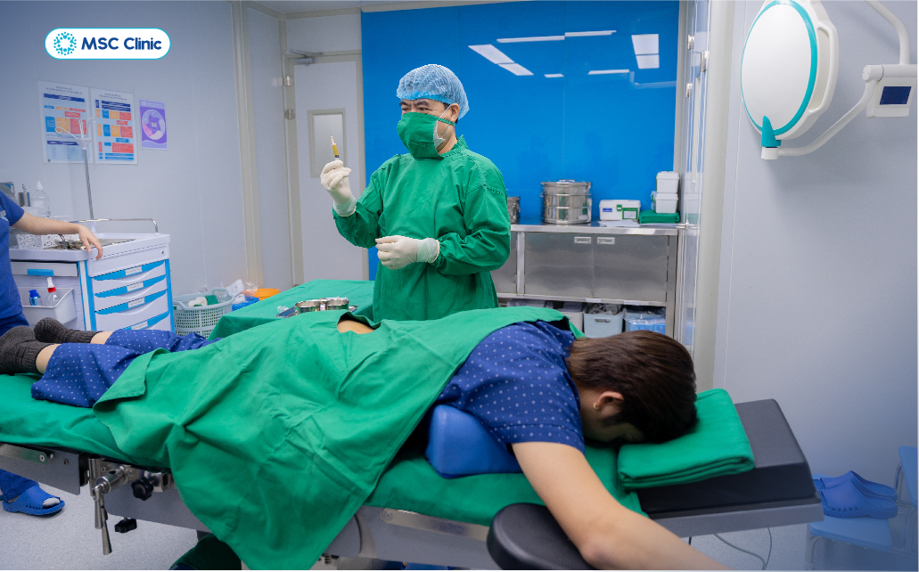 BSCKII Trần Trọng Thắng trực tiếp thực hiện thủ thuật tiêm nội khớp cho bệnh nhân