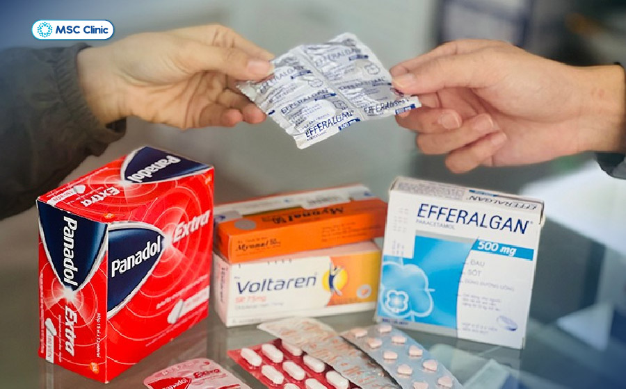 Không nên tự mua thuốc giảm đau, thuốc chống viêm hoặc corticoid sử dụng kéo dài vì có thể gây tác dụng không mong muốn