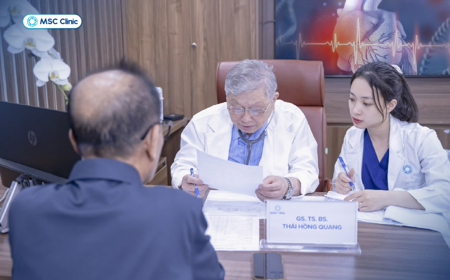 Khám lâm sàng giúp bác sĩ đánh giá tình trạng sức khỏe tổng thể và các yếu tố nguy cơ liên quan đến tiểu đường, từ đó định hướng xét nghiệm phù hợp