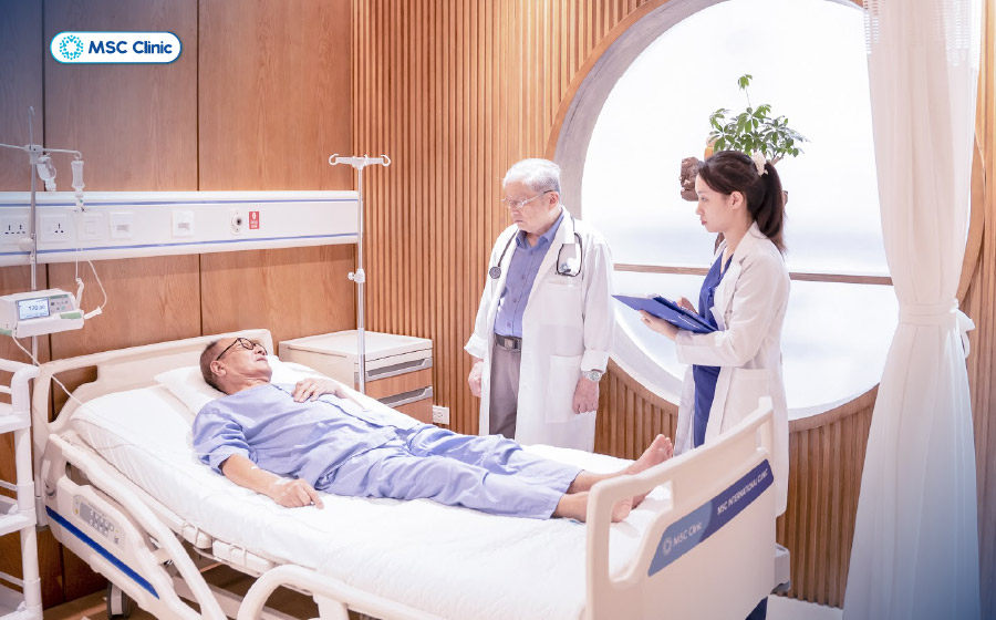 GS.TS.BS Thái Hồng Quang thăm khám, đánh giá và tư vấn kế hoạch quản lý tiểu đường phù hợp với từng người bệnh tại MSC Clinic
