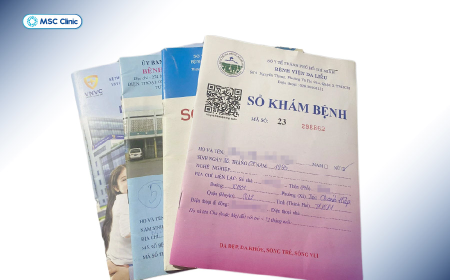 Mang theo đơn thuốc, kết quả xét nghiệm và dữ liệu đường huyết giúp bác sĩ có thêm cơ sở để đánh giá tình trạng bệnh.