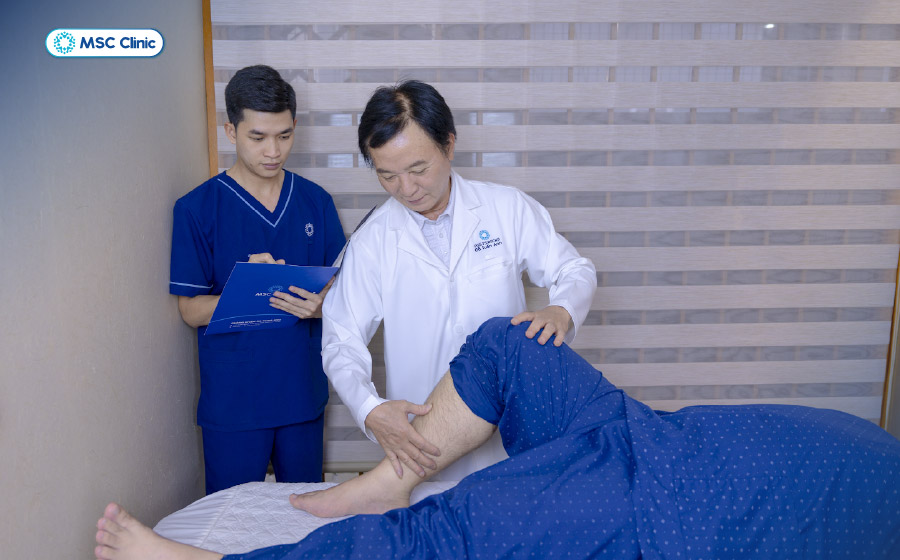PGS.TS.BSCKII Đỗ Tuấn Anh thăm khám tình trạng phù chân cho người bệnh xơ gan