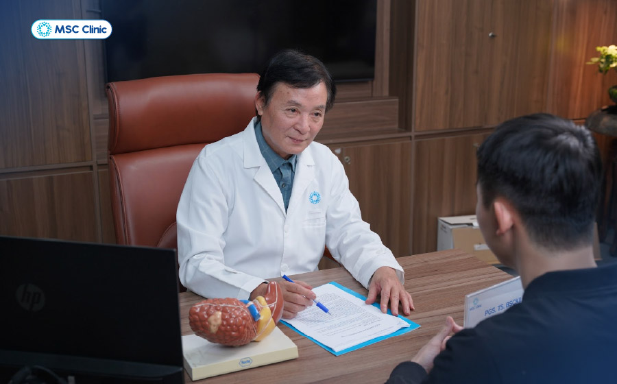PGS.TS.BSCKII Đỗ Tuấn Anh trực tiếp thăm khám và tư vấn phác đồ chăm sóc gan cho người bệnh PGS.TS.BSCKII Đỗ Tuấn Anh trực tiếp thăm khám và tư vấn phác đồ chăm sóc gan cho người bệnh