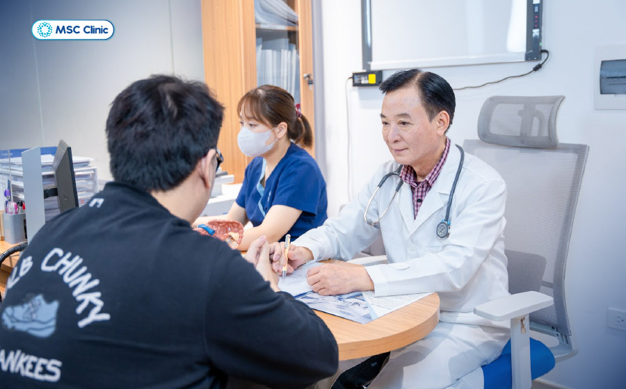 Khám và theo dõi viêm gan B định kỳ giúp đánh giá hoạt động của virus, tình trạng gan và điều chỉnh kế hoạch điều trị khi cần thiết
