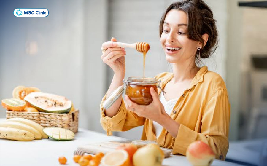 Bên cạnh đường tự nhiên, mật ong còn chứa một lượng nhỏ vitamin, khoáng chất và các hợp chất chống oxy hóa 