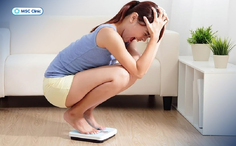 Cân nặng giảm không rõ nguyên nhân là một biểu hiện có thể gặp ở viêm gan C mạn tính