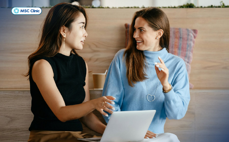 Viêm gan A lây qua đường nào? Bệnh không lây truyền qua các tiếp xúc thông thường như trò chuyện