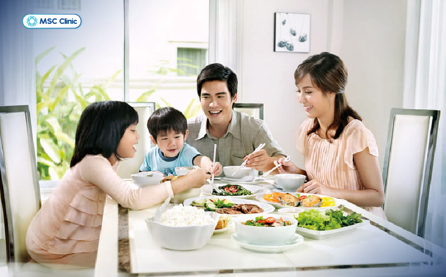 Người bị nhiễm viêm gan B hoàn toàn có thể ăn chung mâm, dùng chung bát đũa với gia đình